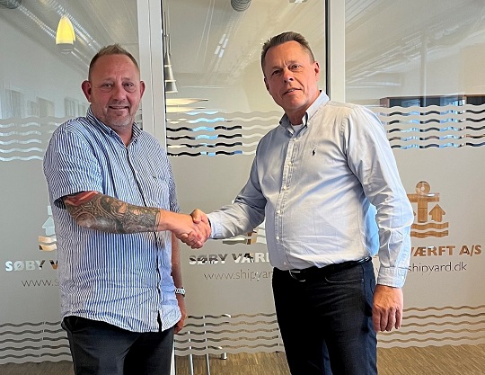 Contract signed between Stefan Andreasen CEO DBB Dredging (left) and Tejs Beltov CEO Søby Shipyard (right)